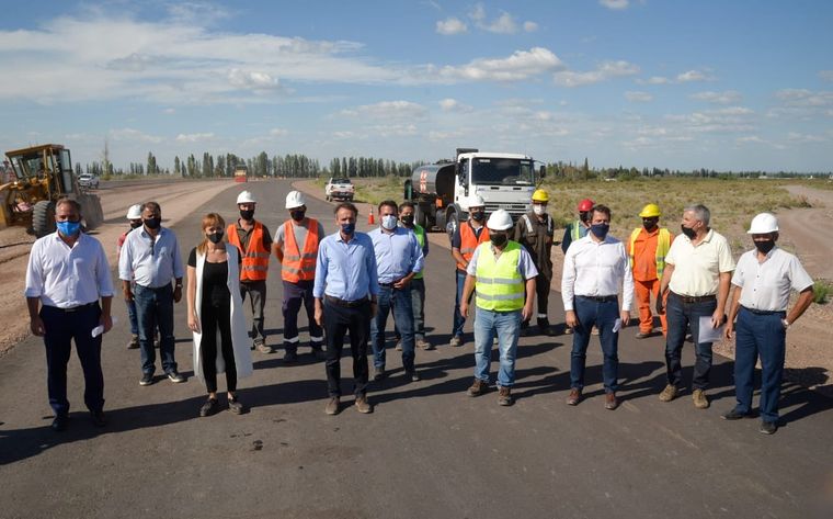 Katopodis, Anabel Fernández Sagasti e Isgró posaban para la foto en febrero, cuando la obra avanzaba. Foto: Prensa Gobierno de Mendoza
