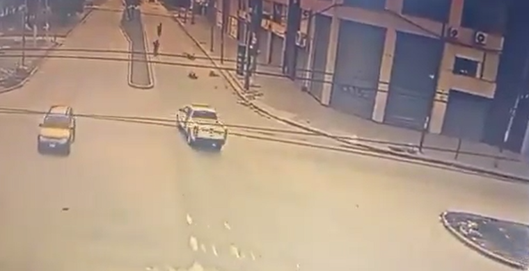 La moto impactó contra un poste de luz.&nbsp;