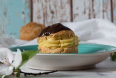 Los profiteroles son un clásico de la pastelería. Comer un bocado de estos profiteroles se convierte en una fiesta. Foto: Unsplash