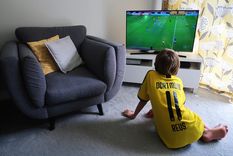 Los hijos no solo aprenden&nbsp; cómo se juega al fútbol, también aprenden cómo un hombre trata a sus&nbsp; compañeros.