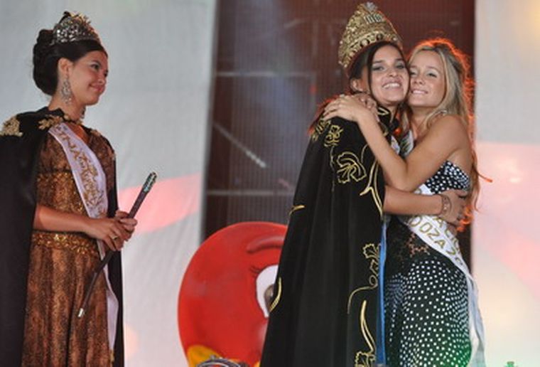 Natalí Lorena Calderón se abraza con la reina saliente, Marina Cerván. Foto: Alf Ponce / MDZ