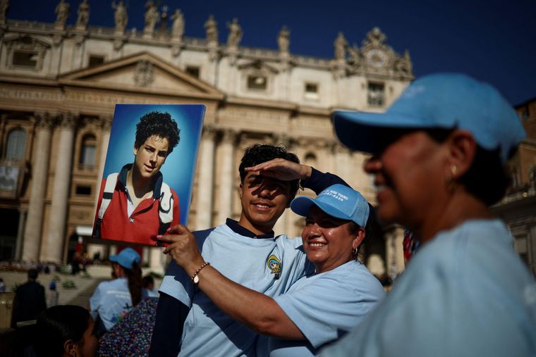 En la plaza de San Pedro, miles de fieles venidos de todas partes del mundo se congregaron para presenciar la elevación a los altares de Acutis y otro joven italiano.