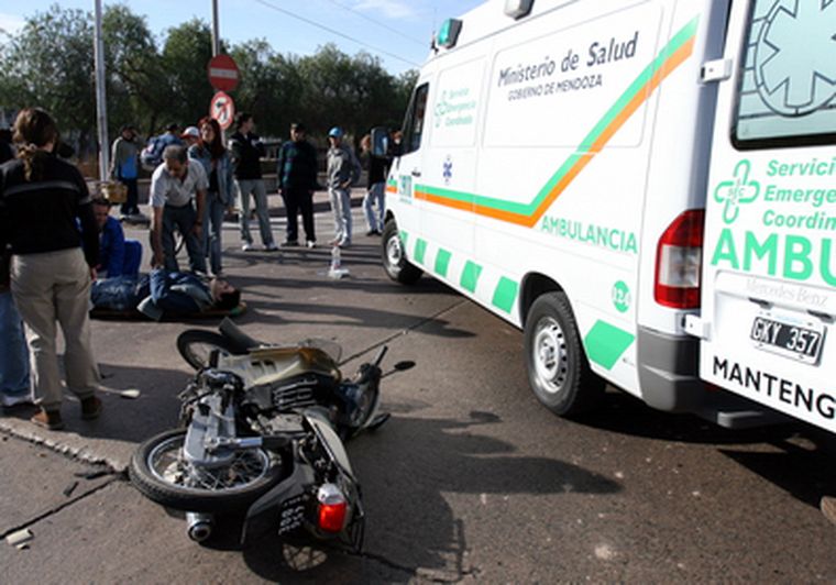 El motociclista sufrió varias contusiones. Foto: Nacho Gaffuri / MDZ