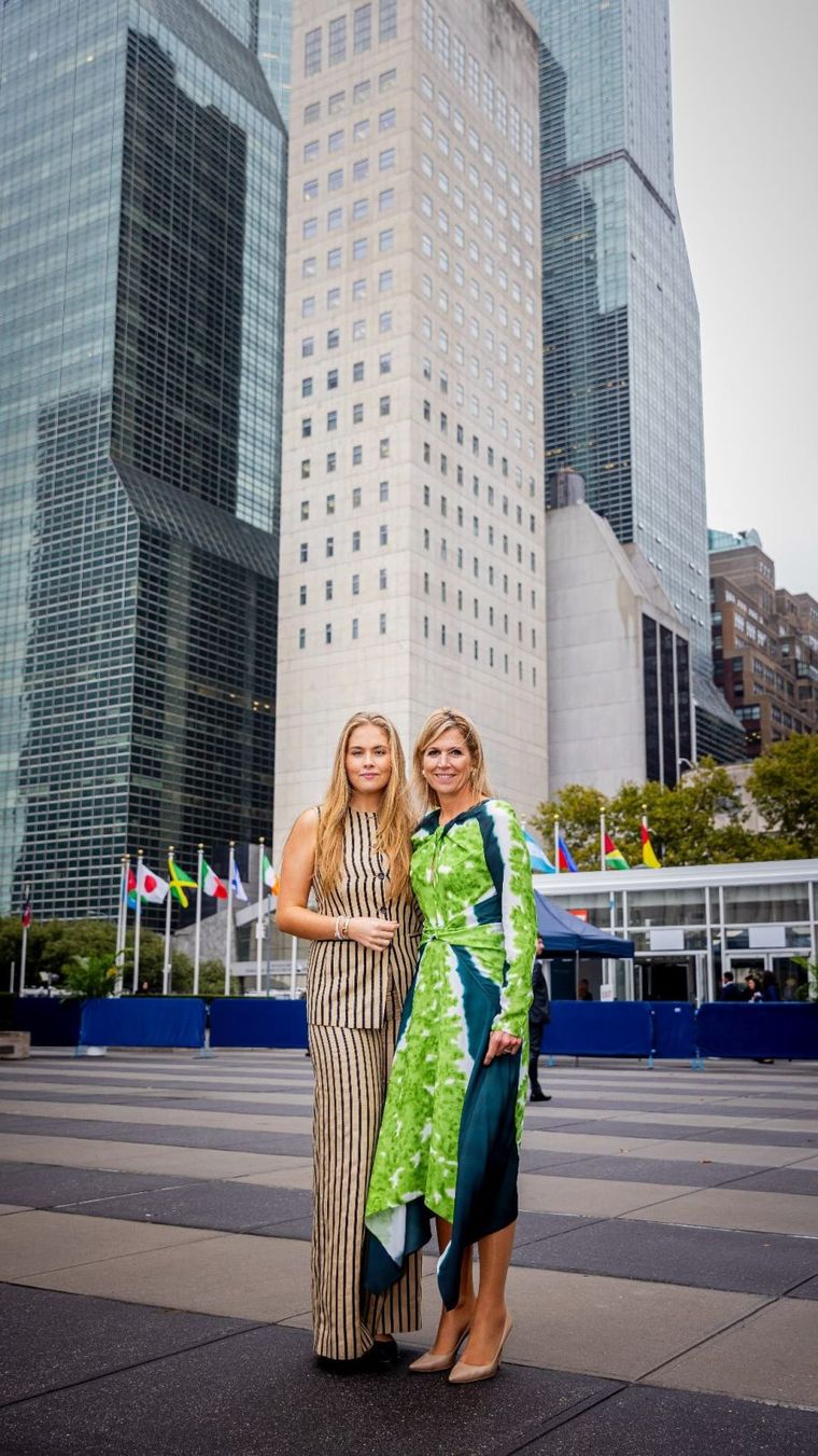 El look colorido y sofisticado de Máxima en su viaje junto a Amalia. El look colorido y sofisticado de Máxima en su viaje junto a Amalia.