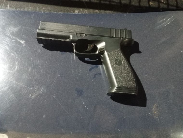 El hecho ocurrió en las Heras y fueron detenidos dos menores y se secuestró una pistola de aire comprimido.&nbsp;