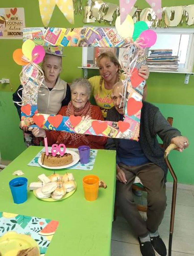 Rita festejando su cumpleaños en el hogar de Comodoro Rivadavia Foto: Facebook / Amigos de casa hogar ancianos