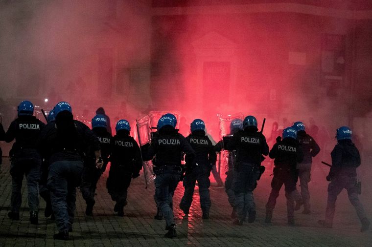 La policía antidisturbios y los miembros del grupo de extrema derecha Forza Nuova se enfrentan durante una protesta contra la perspectiva de nuevas restricciones del coronavirus hoy, en Piazza del Popolo, Roma, Italia. Foto: EFE