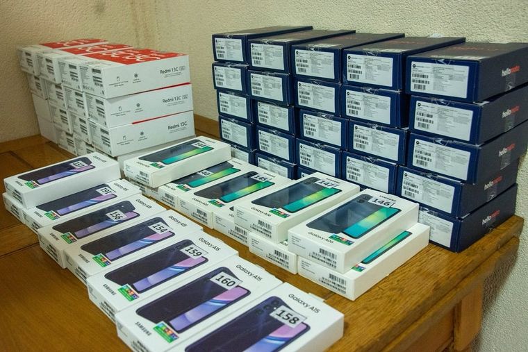 Celulares decomisados listos para ser distribuidos en la UNCuyo. Celulares decomisados listos para ser distribuidos en la UNCuyo.