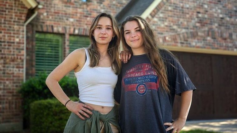 Ella Scott (izq) y Alyssa Hoy se han movilizado contra la prohibición de libros en su ciudad. Foto: GETTY IMAGES