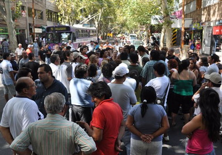 Unos cien vendedores cortaron las calles de la Ciudad. Foto: Pachy Reynoso/MDZ