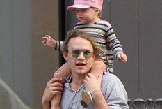 Heath Ledger caminando junto a Matilda cuando la niña aún era muy pequeña.