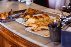 un cafe y dos medialunas: cuanto cuesta el clasico desayuno argentino