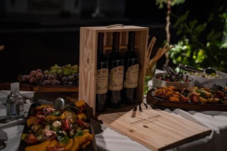 Vinos de alta gama en una calle icónica de Luján de Cuyo.
