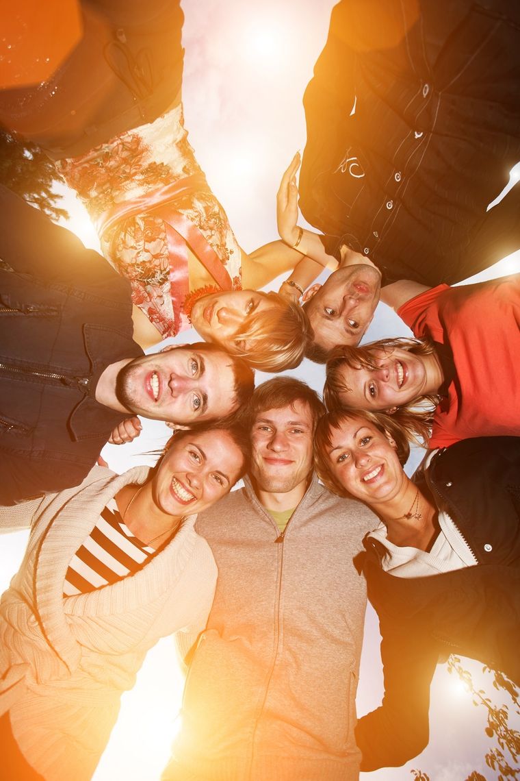 Los grupos de amigos coparán las calles y los barrios de la Ciudad de Buenos Aires. Foto: Shutterstock