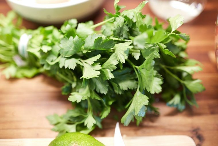 Reconoce los beneficios del perejil, cilantro y apio. Foto: Archivo