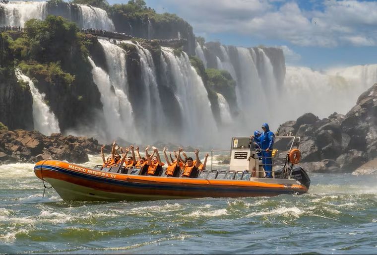 Tragedia en Cataratas: Un turista holandés murió al volcar una lancha del paseo en el lado brasileño.