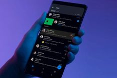 Ambas funciones pueden usarse juntas en Android 10 o superior, ofreciendo más opciones de personalización visual.