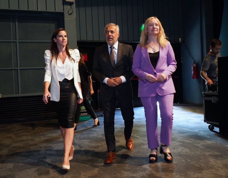 Cornejo, custodiado por Hebe Casado y Mercedes Rus. Foto: Prensa Gobierno de Mendoza