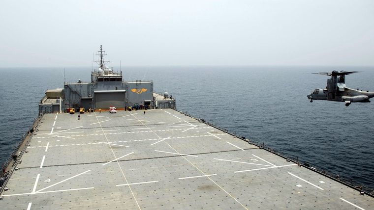 Marines de EEUU se preparan para el aterrizaje de una aeronave militar polivalente MV-22B Osprey a bordo del USS Lewis B. Puller.