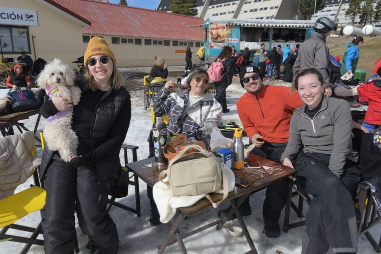 A este festejo del Día del Amigo no faltó nadie: la perrita India junto a Romina, Antonella, Octavio y Sandra. A este festejo del Día del Amigo no faltó nadie: la perrita India junto a Romina, Antonella, Octavio y Sandra.