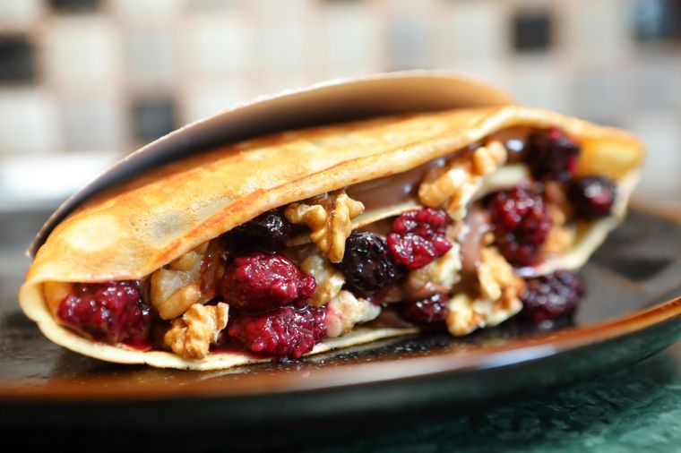 Esta delicia de crepe tiene pasta de avellanas, frutos rojos y nueces tostadas que le aportan un toque crocante increíble. Foto: Instagram @pariscrepas