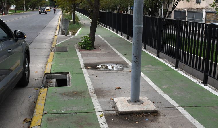 Ciclistas advierten que circular en algunas ciclovías de Mendoza se volvió riesgoso por la falta de mantenimiento. Ciclistas advierten que circular en algunas ciclovías de Mendoza se volvió riesgoso por la falta de mantenimiento.