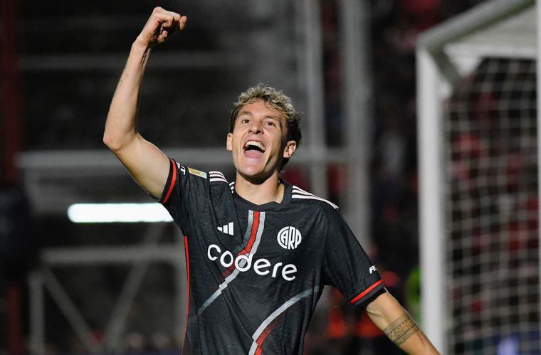 Colidio celebra uno de sus tres goles. Foto: FotoBaires