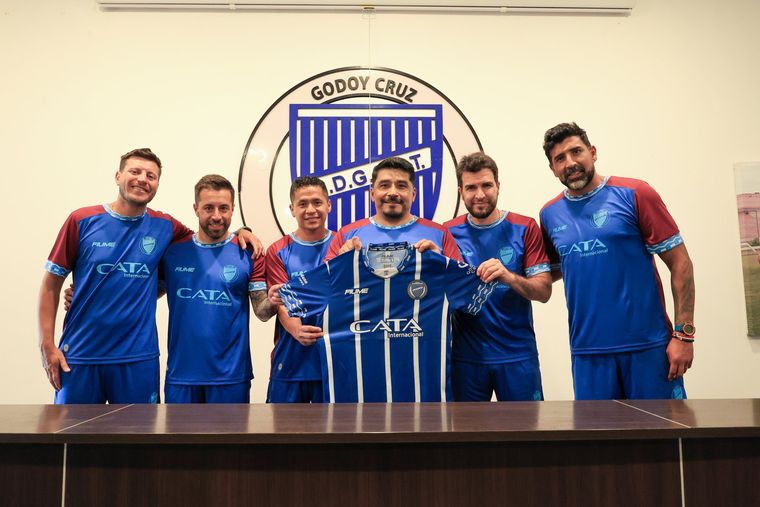 El nuevo cuerpo técnico del Tomba, con el Mago Ramírez como uno de los ayudantes de campo.