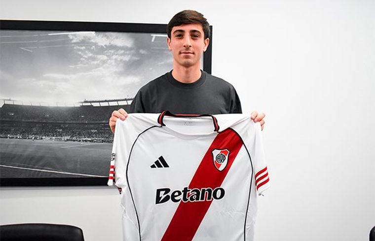 Bautista Dadín, delantero de 19 años, firmó hace dos semanas su primer contrato profesional con el club hasta diciembre de 2028 y con una cláusula de rescisión de €100 millones. Bautista Dadín, delantero de 19 años, firmó hace dos semanas su primer contrato profesional con el club hasta diciembre de 2028 y con una cláusula de rescisión de €100 millones.