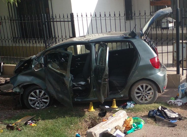 Las víctimas quedaron atrapadas en el auto