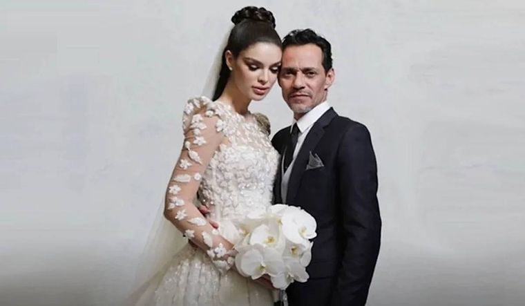 Marc Anthony junto a su esposa Nadia Ferreira. Foto: Instagram
