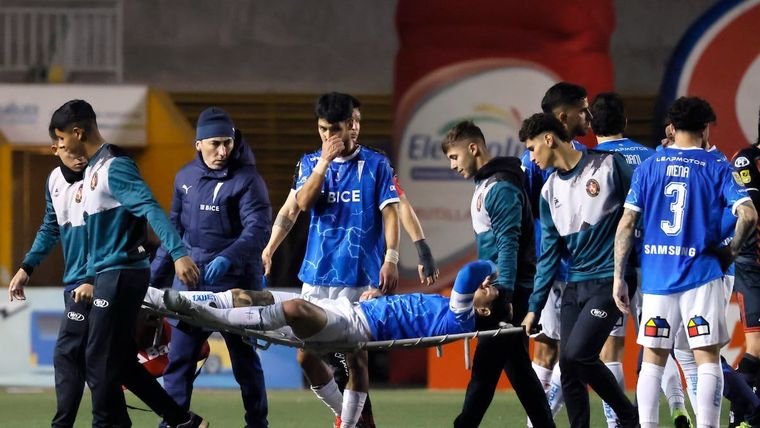 Zampedri siendo retirado en camilla tras un rodillazo en la cara en el duelo de Universidad Católica ante Deportes Limache. Zampedri siendo retirado en camilla tras un rodillazo en la cara en el duelo de Universidad Católica ante Deportes Limache.