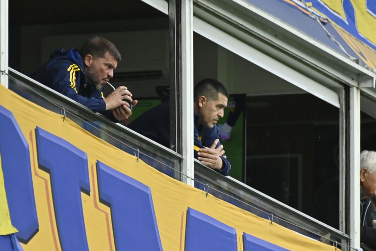Juan Román Riquelme observó el triunfo de Boca en el Superclásico desde su palco junto a Mariano Herrón, el DT de la Reserva xeneize.&nbsp;