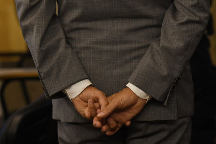 Bento, con las manos detrás, antes de conocer la pena. Bento, con las manos detrás, antes de conocer la pena.