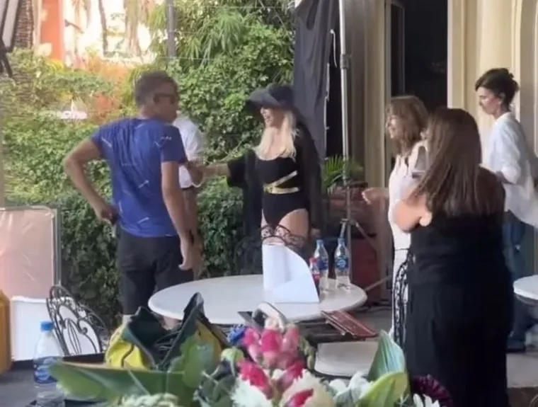 La diva lució un diseño exclusivo de Marcela Amado en negro y dorado. La diva lució un diseño exclusivo de Marcela Amado en negro y dorado.