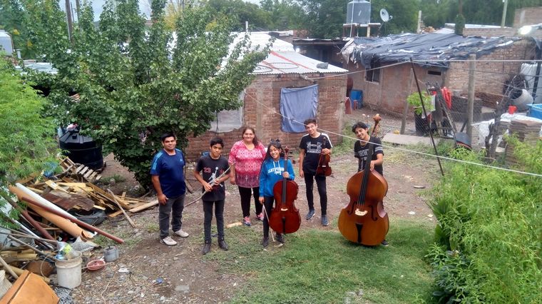 La familia Lara, en su hogar de La Favorita.