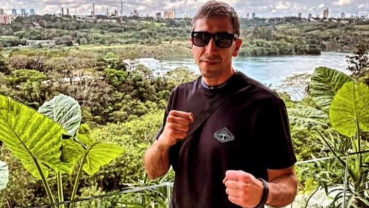 El hombre era un profesor de boxeo que se encontraba celebrando en una plaza con sus alumnos.
