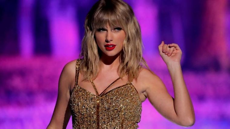 Foto: https://escenarioshow.com.ar/musica/taylor-swift-cumple-anos-la-historia-de-una-artista-que-nunca-se-dio-por-vencida/