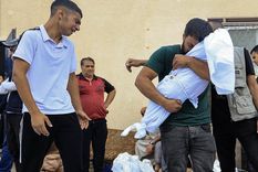 Sguen muriendo niñas y niños en Franja de Gaza. Foto: Télam