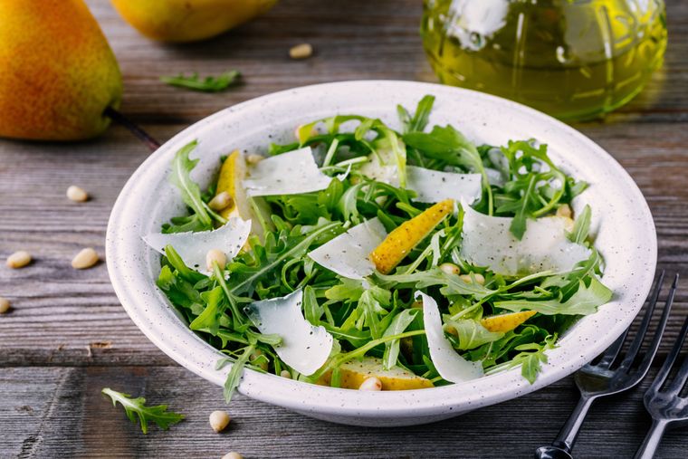 Receta de ensalada de rúcula y peras con parmesano: ideal para agasajar.