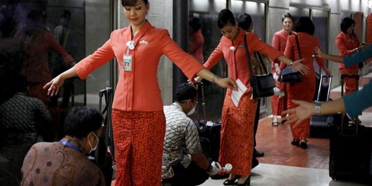 Se realizan intensos controles de radiación mientras continúan intentando refrigerar los reactores de la central de Fukushima I Foto: EFE