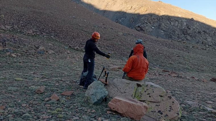 El turista fue rescatado tras una hora y media de trabajos de búsqueda en la zona del cerro San Bernardo.
