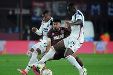 Marcelino Moreno intenta pasar con la marca de dos futbolistas del DIM. Foto: ForoBaires Marcelino Moreno intenta pasar con la marca de dos futbolistas del DIM. Foto: ForoBaires