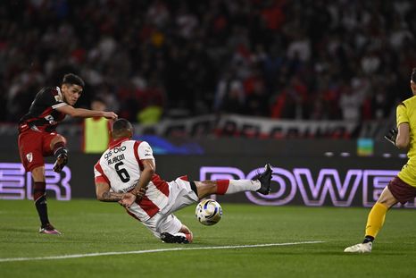El pibe Facundo Lencina marcó el segundo y el tercer gol de River Plate en la goleada sobre la Gloria en Córdoba. El pibe Facundo Lencina marcó el segundo y el tercer gol de River Plate en la goleada sobre la Gloria en Córdoba.