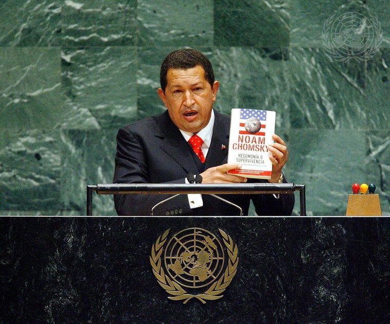 La recomendación de Chávez catapultó el libro de Chomsky al número uno de las listas de ventas de Amazon.