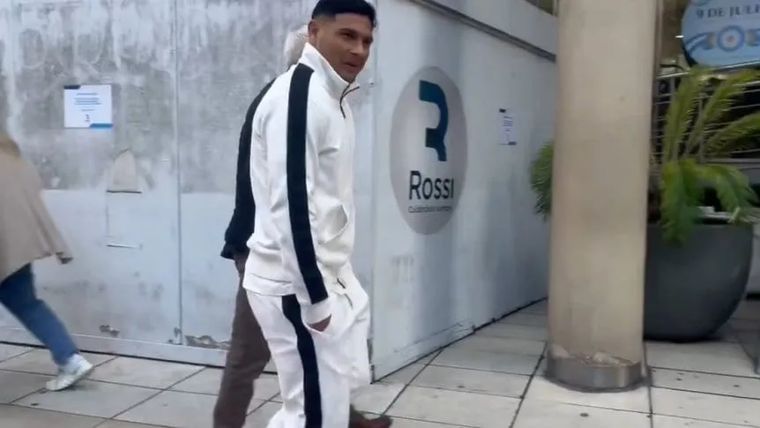 Maximiliano Salas, en la clínica donde se hizo los estudios médicos. Maximiliano Salas, en la clínica donde se hizo los estudios médicos.