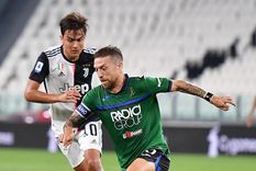 El Papu ante la marca de Dybala, ayer en Turín. EFE Foto: EFE El Papu ante la marca de Dybala, ayer en Turín. EFE Foto: EFE