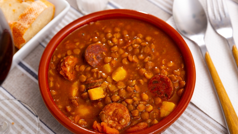 Esta receta de guiso de lentejas es típica del invierno argentino Esta receta de guiso de lentejas es típica del invierno argentino