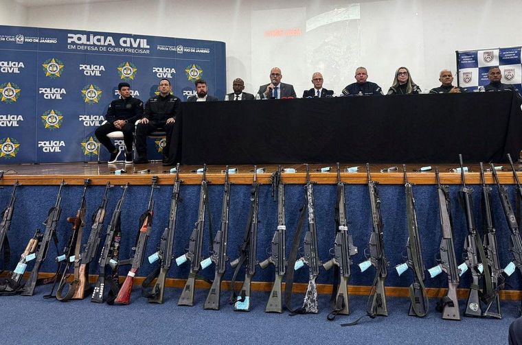 Las autoridades exhibieron en conferencia de prensa las armas requisadas a los delincuentes.