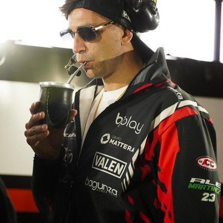 Mates y un poco de automovilismo para el Dibu Martínez en La Plata. Foto: @Emi_martinez26 Mates y un poco de automovilismo para el Dibu Martínez en La Plata. Foto: @Emi_martinez26